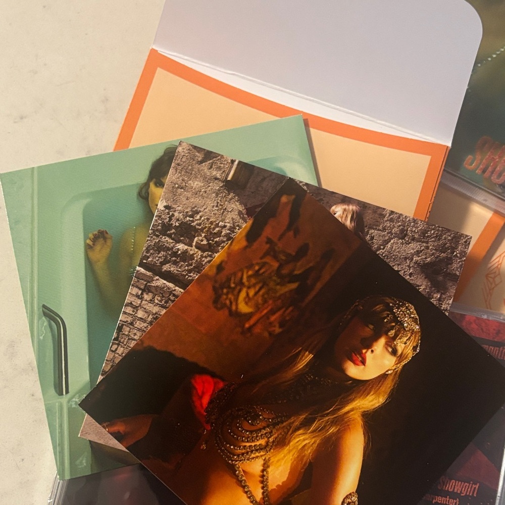 The Life Of a Showgirl LOT of 2 CDS TAYLOR SWIFT - Picture 4 of 5